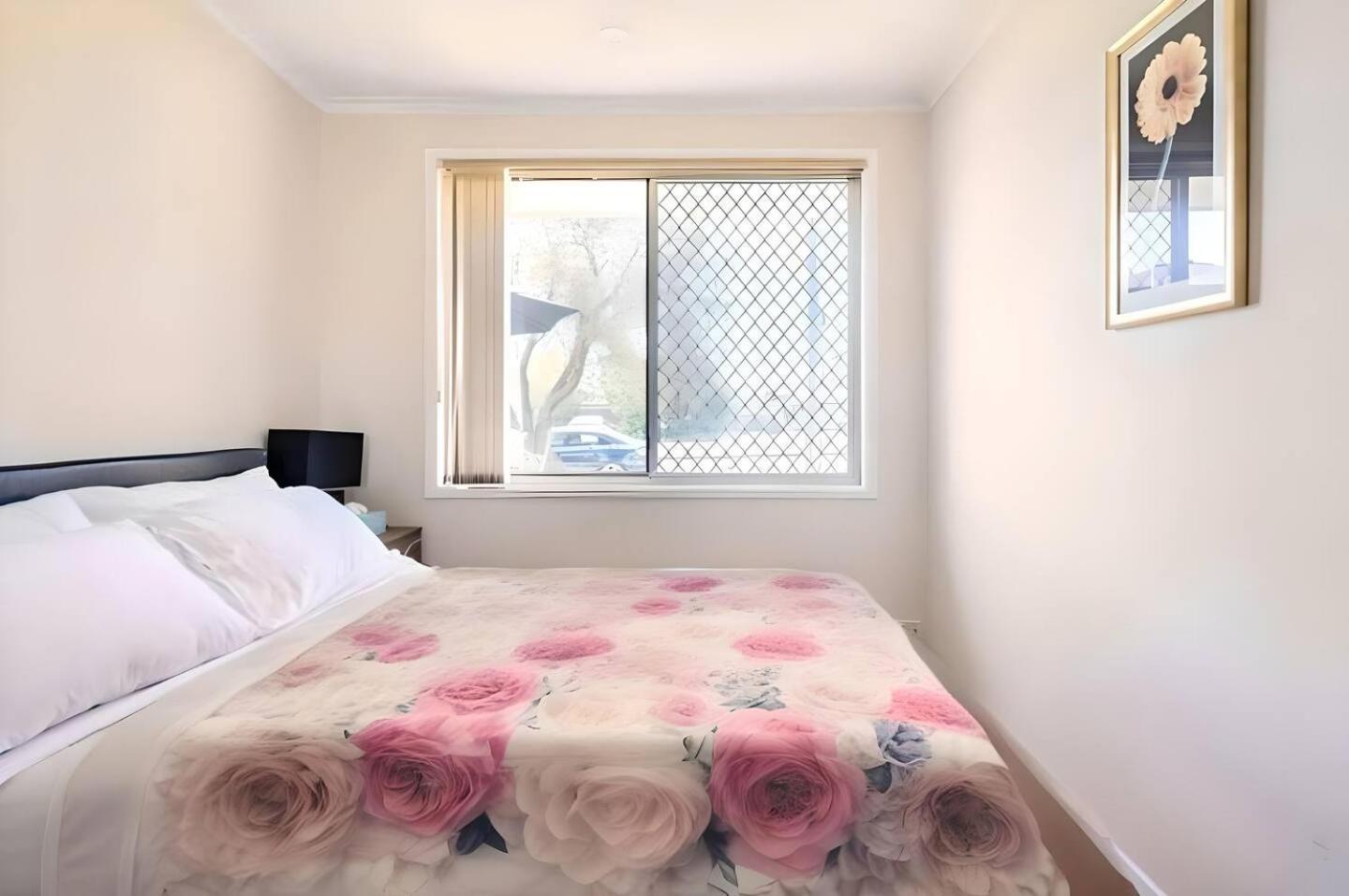 Holiday home Cheerful 3 Bedroom House With Free Parking